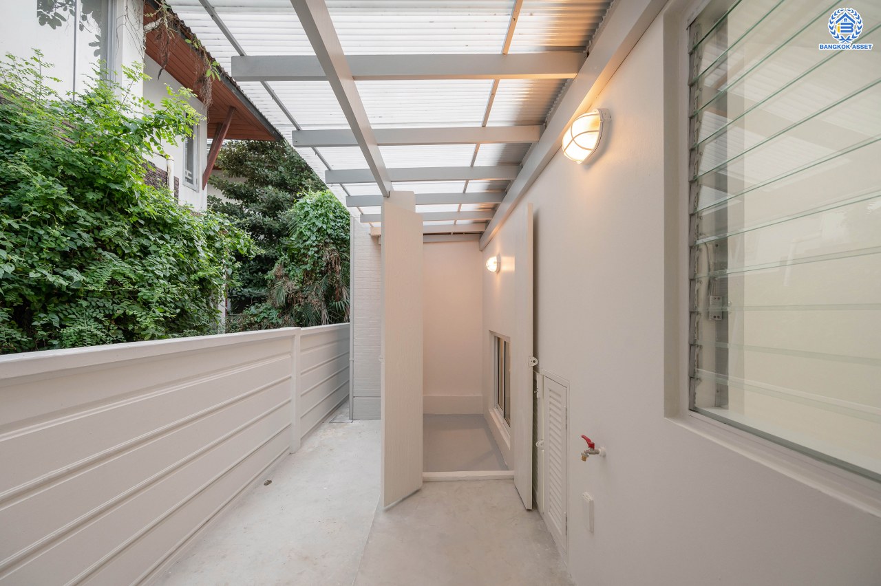 บ้านมือสองตกแต่งใหม่ โครงการ โนเบิลวานา ปิ่นเกล้า1 บ้านเดี่ยวหลังใหญ่ เนื้อที่ 65.6 ตร.ว. พื้นที่ใช้สอย 206.4 ตร.ม. ฟังก์ชัน 3 ห้องนอน 3 ห้องน้ำ 2 ห้องอเนกประสงค์  1 ห้องแม่บ้าน จอดรถได้ 2 คัน บนสุดยอดทำเลเดินทางสะดวก หน้าโครงการติดถนนใหญ่บรมราชชนนี ใกล้ทางคู่ขนานลอยฟ้าบรมราชชนนี ม.มหิดล เซ็นทรัลศาลายา และรายล้อมด้วยสิ่งอำนวยความสะดวกครบ...